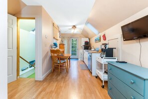 Kjøleskap, mikrobølgeovn, kokeplater og oppvaskmaskin