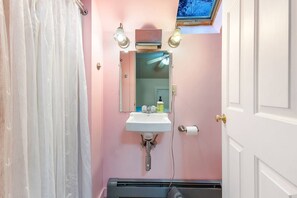 Towels, soap, shampoo, toilet paper