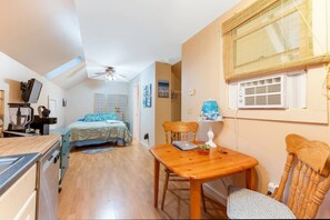 Skrivebord, wi-fi og sengetøy