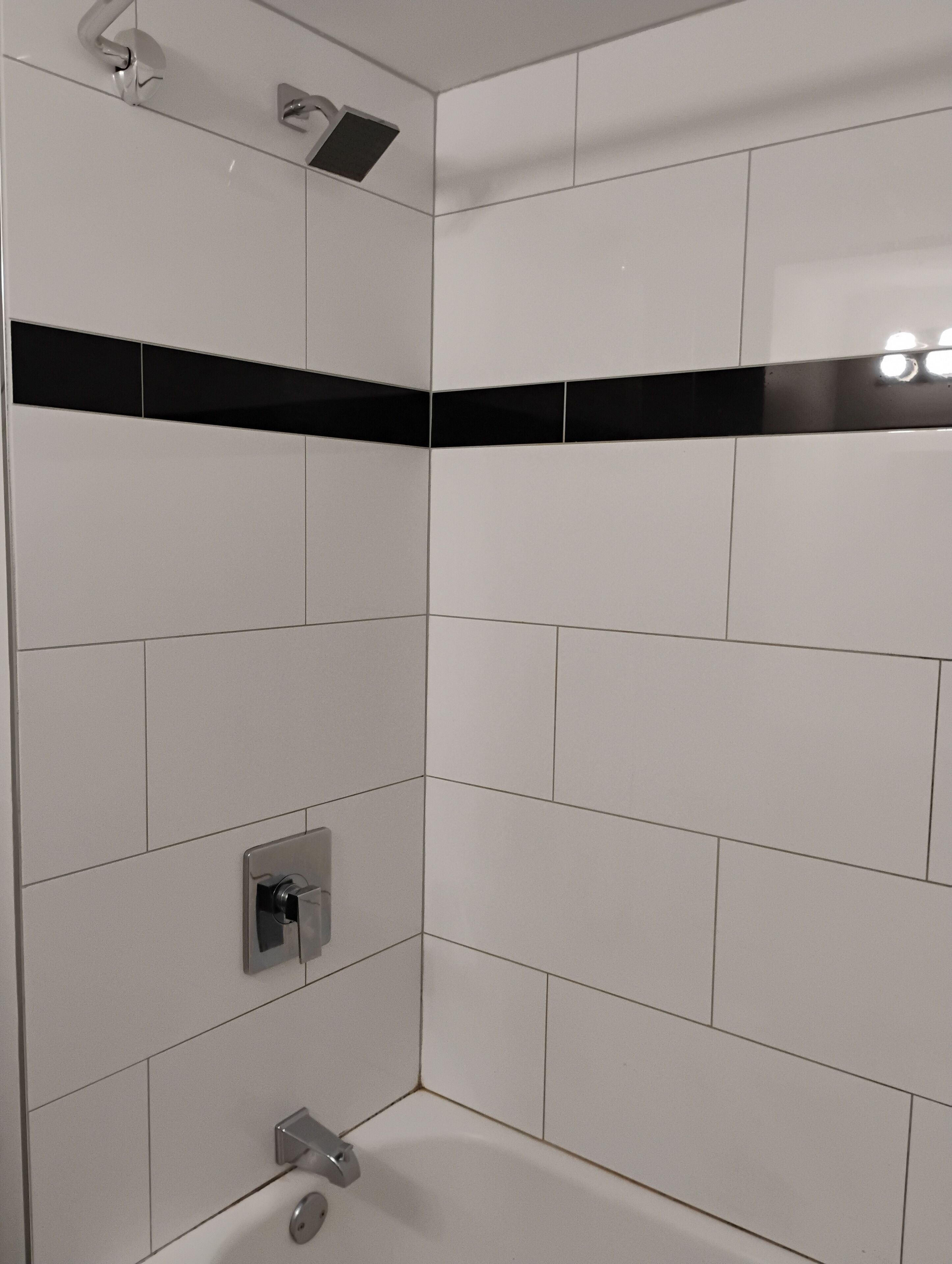 Sèche-cheveux, serviettes fournies, savon, papier toilette