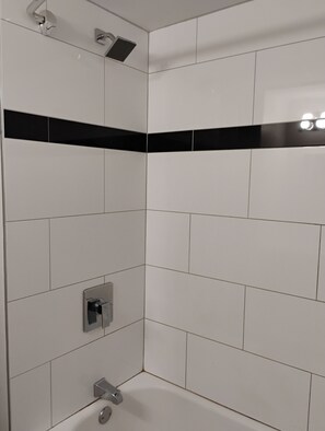 Secador de pelo, toallas, jabón y papel higiénico