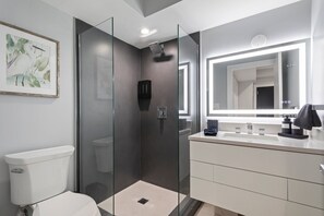 Een douche, een haardroger, handdoeken