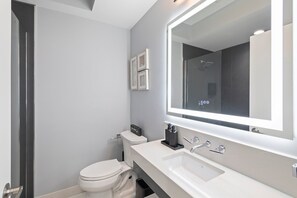 Dusj, hårføner og håndklær