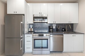 Jääkaappi, mikroaaltouuni, uuni, liesi