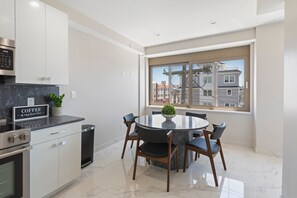 Réfrigérateur, four à micro-ondes, un four, surface de cuisson