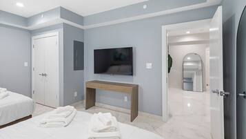 Silitysrauta/-lauta, Wi-Fi, vuodevaatteet