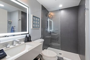 Dusj, hårføner og håndklær