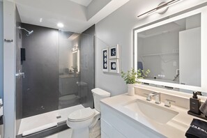 Een douche, een haardroger, handdoeken