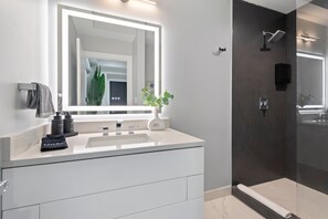 Een douche, een haardroger, handdoeken, shampoo