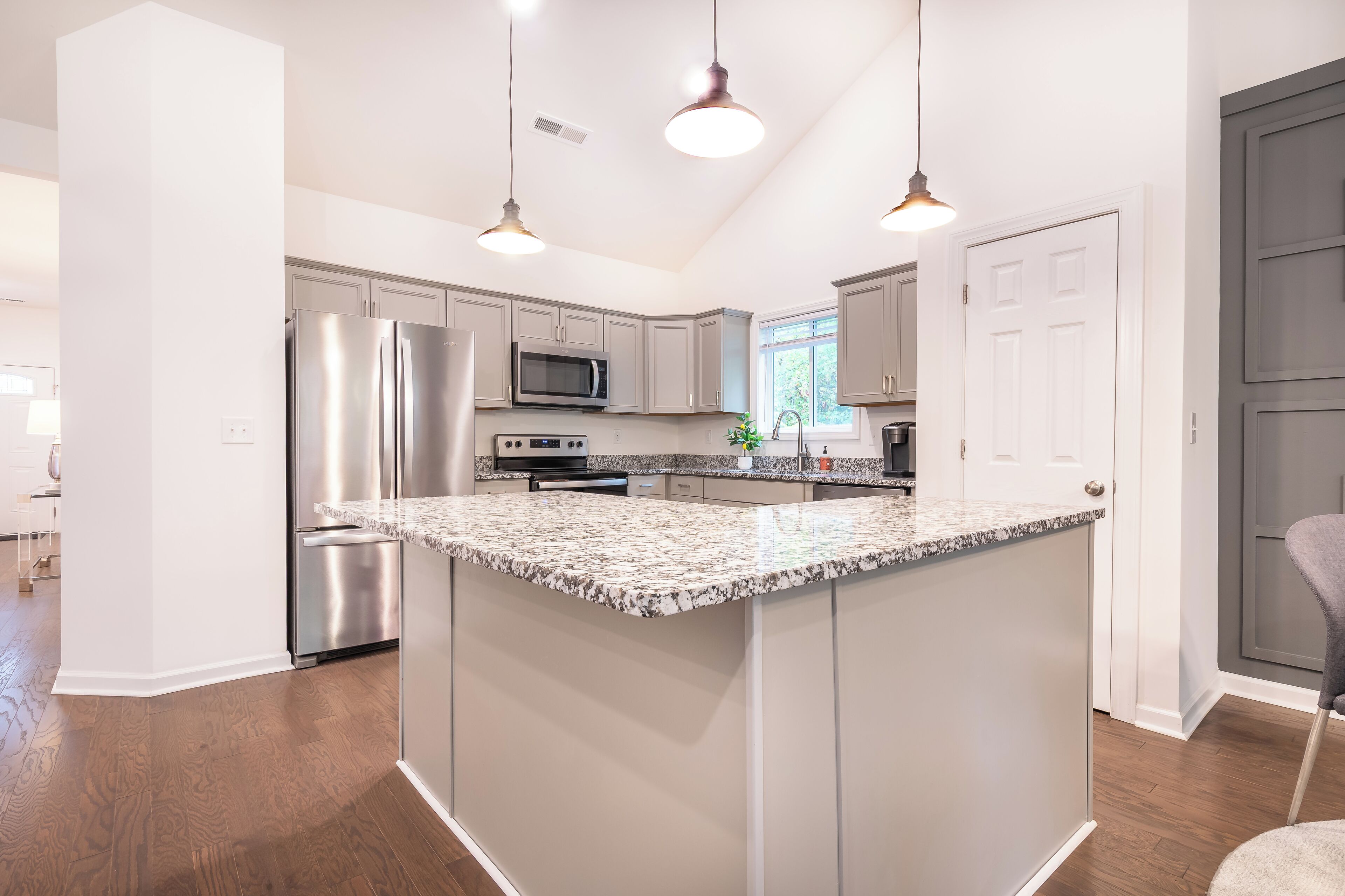 Microondas, horno, placa de cocina, lavavajillas