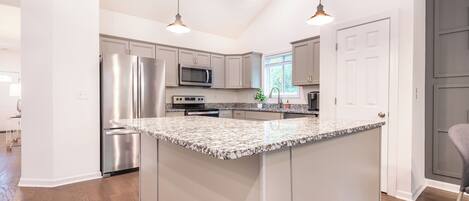 Microondas, horno, placa de cocina, lavavajillas