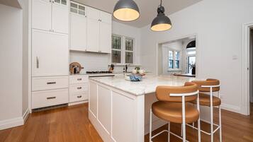 Fridge, oven, stovetop, dishwasher