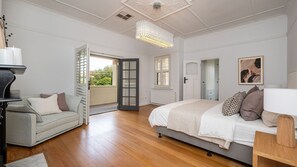 4 عدّة غرف نوم ومكتب ومكواة/لوح كي وسرير سفر