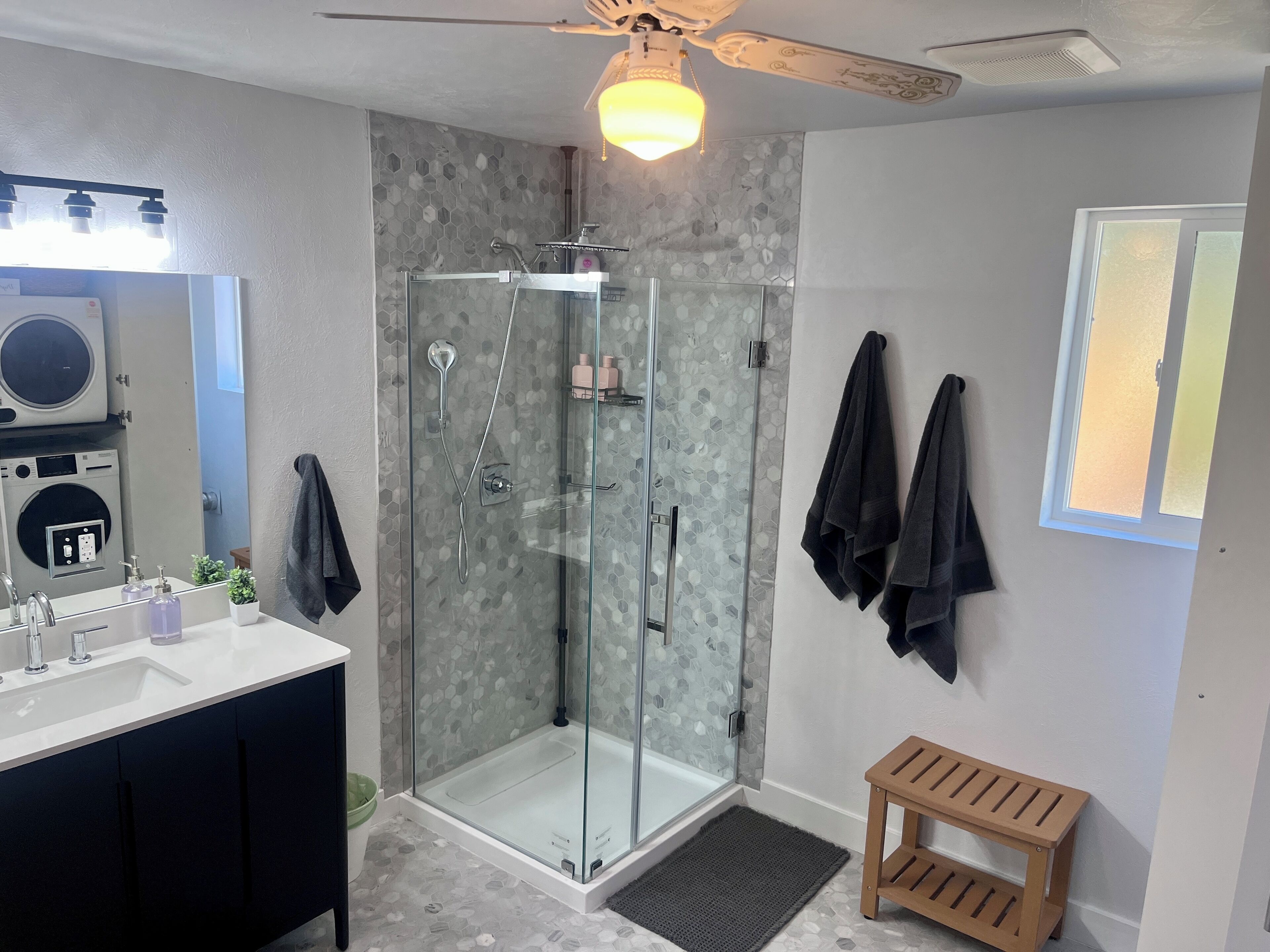 Douche, sèche-cheveux, serviettes fournies, savon