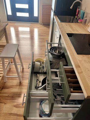 冷蔵庫、電子レンジ、コンロ、食器洗い機