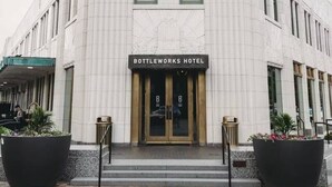 Het uiterlijk van Bottleworks Hotel, met een opvallend 'HOTEL'-bord boven de ingang.
