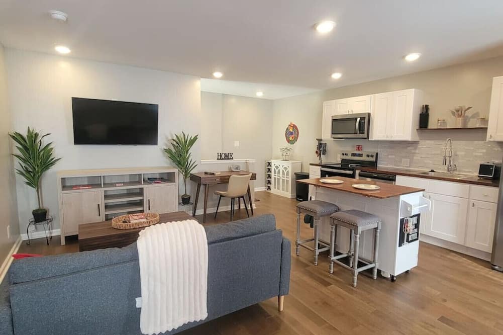 Modern Carriage House Escape Rest Work Explore - Homecroft, IN