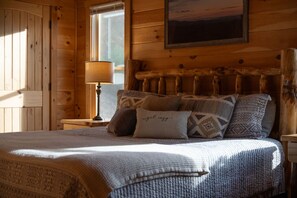 4 bedrooms, desk, iron/ironing board, free WiFi - SkyFall Summit | Hot Tub | Pets (Blue Ridge)