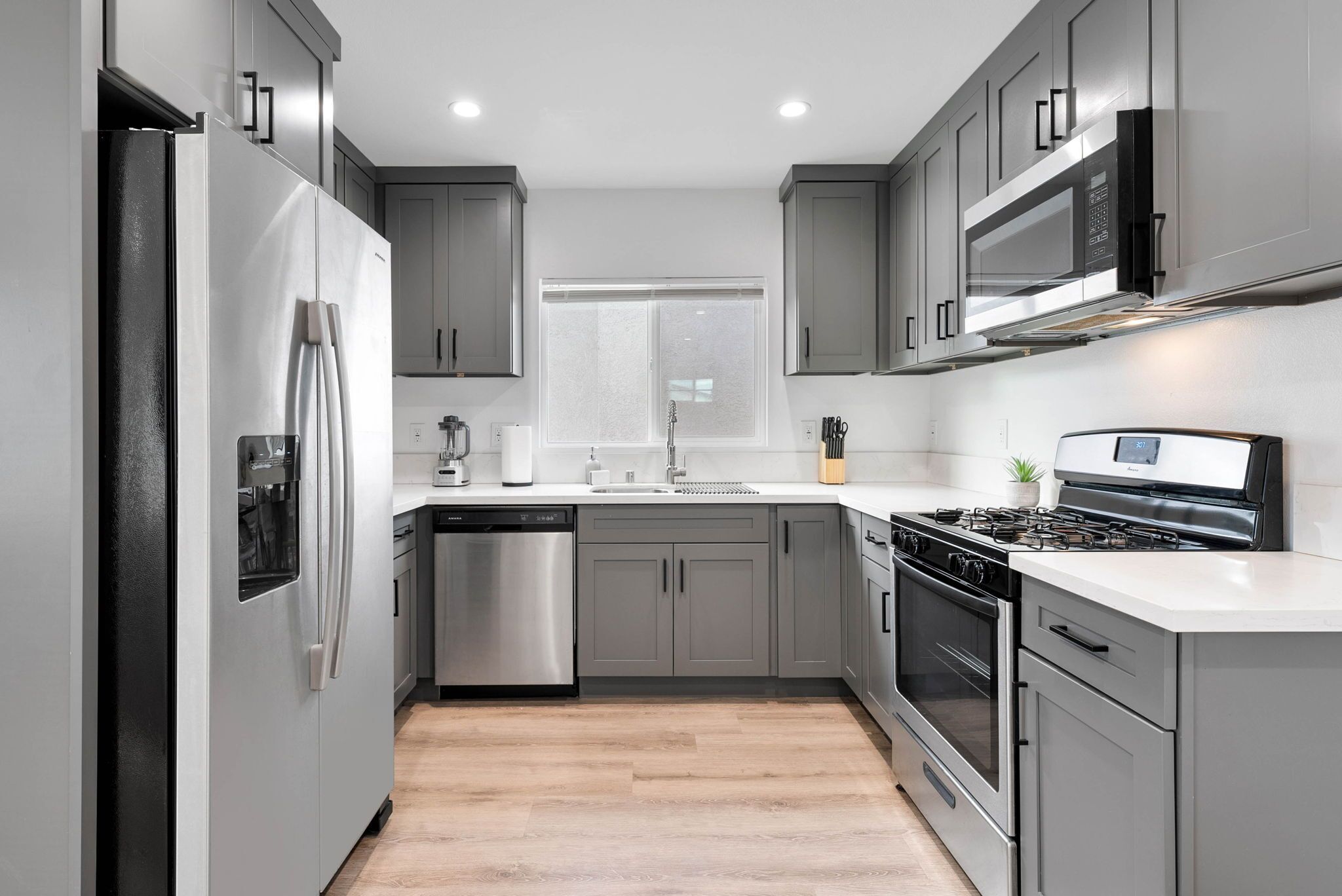 Micro-ondes, four, plaque de cuisson, lave-vaisselle