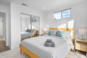 3 عدّة غرف نوم ومكواة/لوح كي وواي فاي وملاءات أسرّة