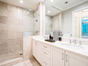4 bedrooms - Watercolours Condominium 104 (Seven Mile Beach)