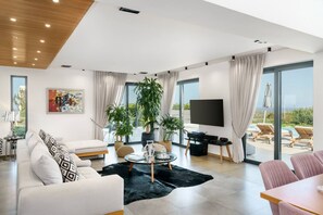 Smart TV, video games, DVD player, ping pong