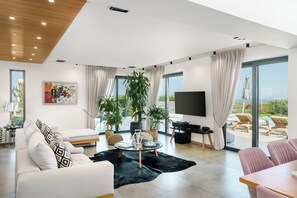 Smart-TV, videospill, DVD-spiller og bordtennis