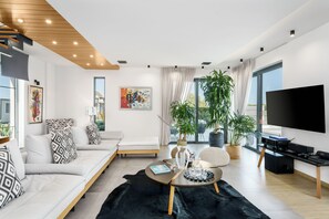 Smart-TV, videospill, DVD-spiller og bordtennis