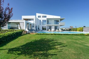 Piscine intérieure, piscine extérieure