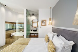 4 soverom, skrivebord, strykejern/-brett og reiseseng for barn