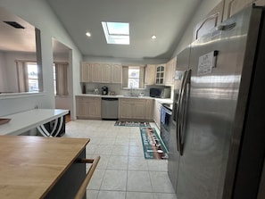 ثلاجة، ميكروويف، فرن، موقد طهي مسطح