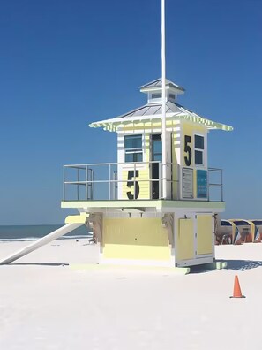 Solsenger og strandhåndklær