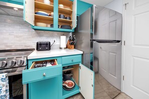 Coffee/tea maker, fridge, microwave, oven