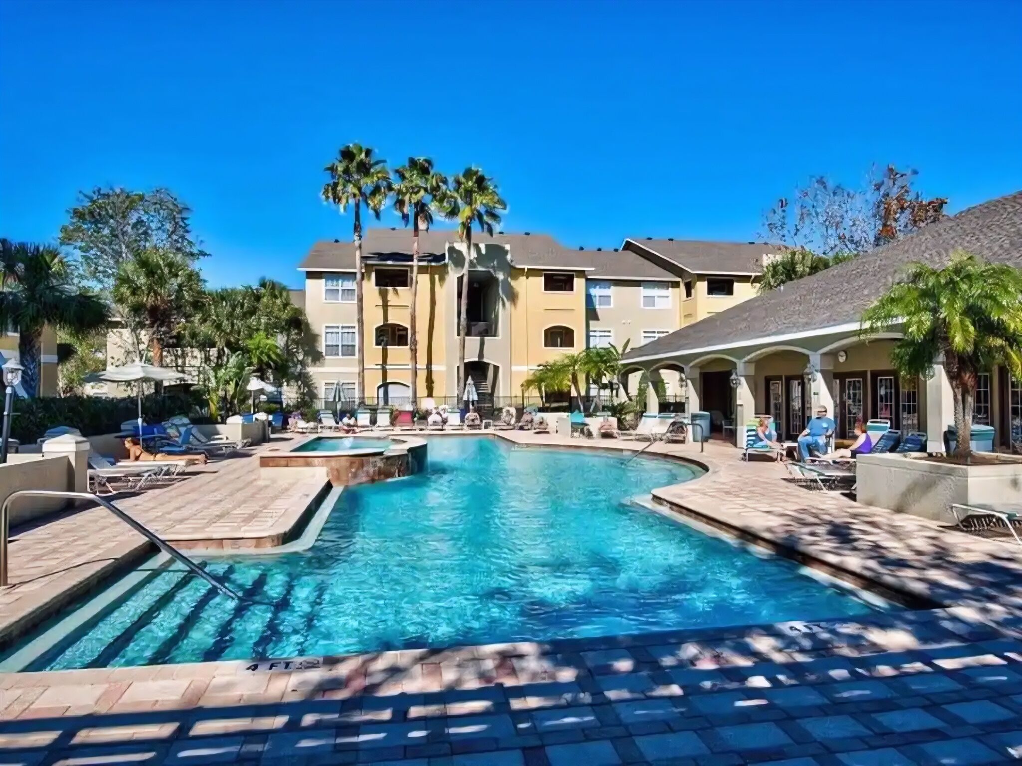 Een buitenzwembad, een verwarmd zwembad