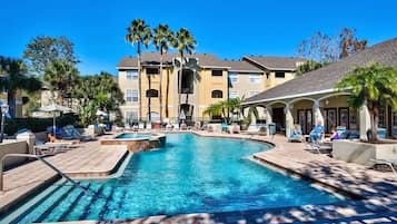 Een buitenzwembad, een verwarmd zwembad