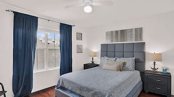 2 habitaciones, tabla de planchar con plancha y cuna de viaje