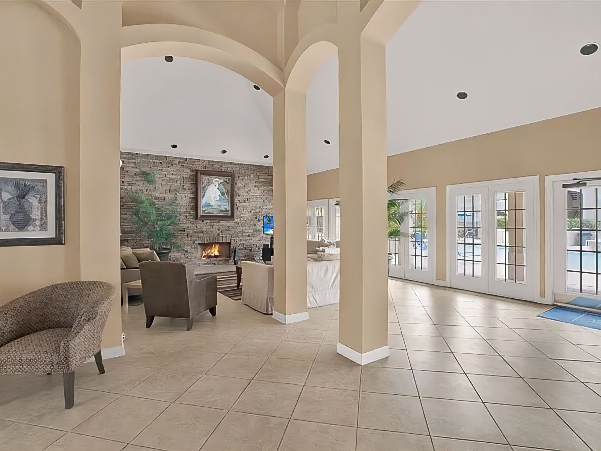 Älytelevisio, DVD-soitin, kirjoja