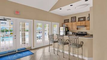 Kühlschrank, Mikrowelle, Ofen, Geschirrspüler