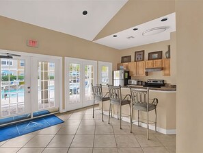 Kjøleskap, mikrobølgeovn, ovn og oppvaskmaskin