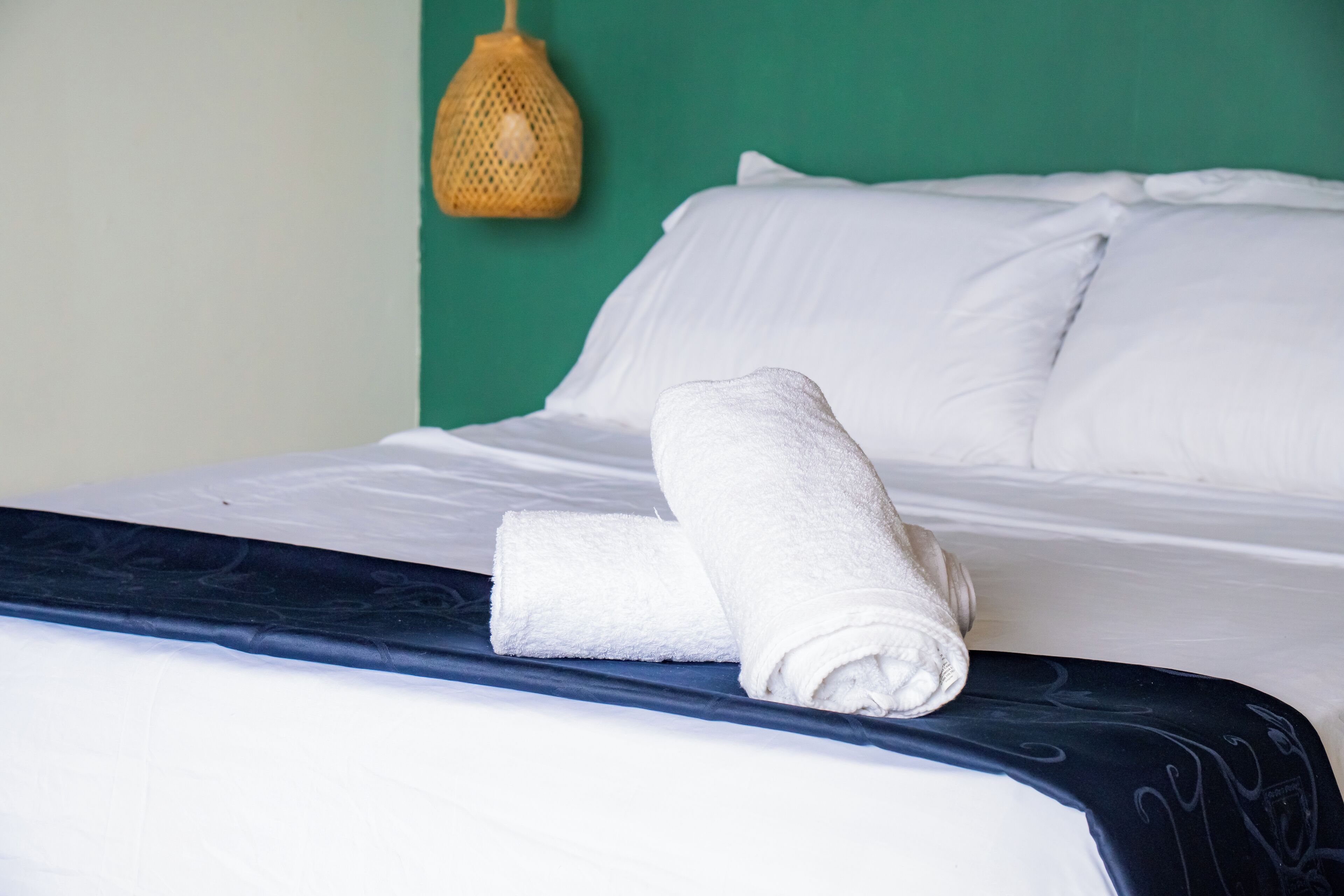 Habitación doble, balcón, vista a la playa | Ropa de cama 