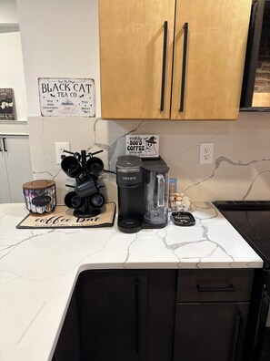 Private kitchen - The Witches Den- Historic Salem Retreat (Salem)