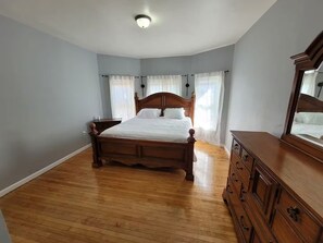 4 bedrooms, iron/ironing board, WiFi - THE HAPPY PLACE - 4-bedroom, 1 Bathroom (Brockton)