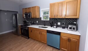 Private kitchen - THE HAPPY PLACE - 4-bedroom, 1 Bathroom (Brockton)