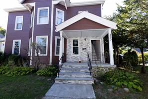 Exterior - THE HAPPY PLACE - 4-bedroom, 1 Bathroom (Brockton)