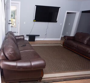 Living area - THE HAPPY PLACE - 4-bedroom, 1 Bathroom (Brockton)