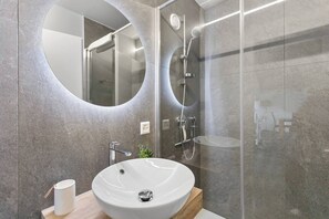 Secador de cabelo, toalhas de banho, papel higiênico 