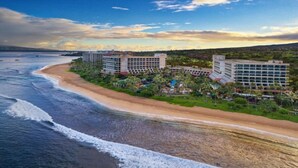 Un hotel sulla costa con diversi edifici, accesso diretto alla spiaggia e vista sull'oceano.