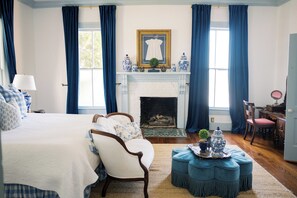 Blackout drapes, free WiFi - The Bingham Estate (McKinney)