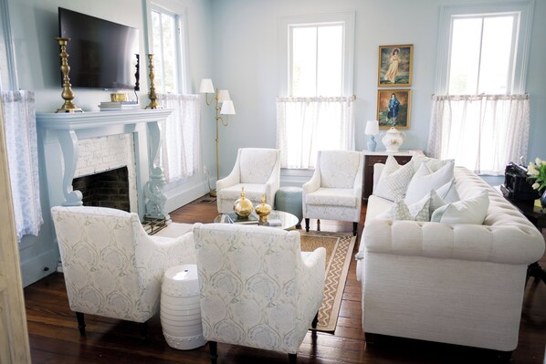 Living area - The Bingham Estate (McKinney)