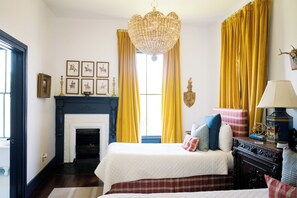 Blackout drapes, free WiFi - The Bingham Estate (McKinney)